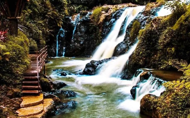 Berpetualang di Wisata Air Terjun Tersembunyi di Bandung