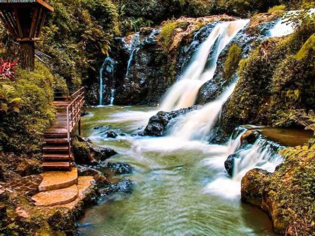 Menikmati Wisata Air Terjun Maribaya di Tengah Hutan Bandung