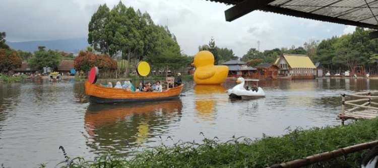 Floating Market Lembang: Wisata Kuliner Unik di Atas Air