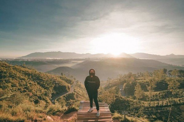 Melihat Sunrise di Punclut: Wisata Pagi Hari di Bandung