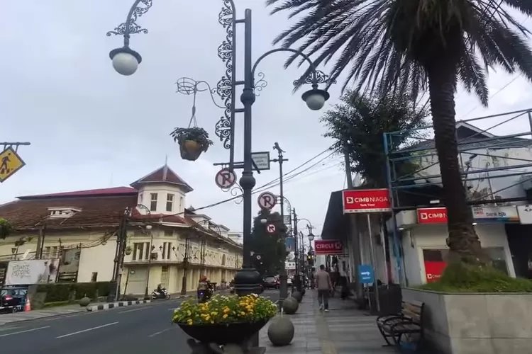 Berjalan-Jalan Santai di Kawasan Braga, Bandung