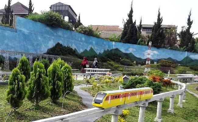 Taman Miniatur Kereta Api di Floating Market Lembang: Destinasi Unik untuk Anak