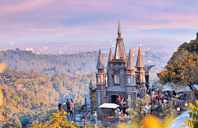 Puncak Ciumbuleuit: Wisata Alam dengan Panorama Kota Bandung