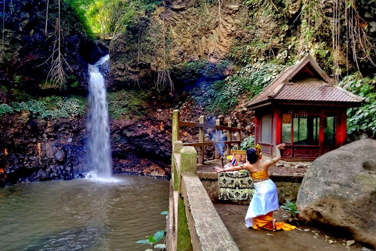 Curug Dago: Tempat Wisata Alam Bersejarah di Bandung