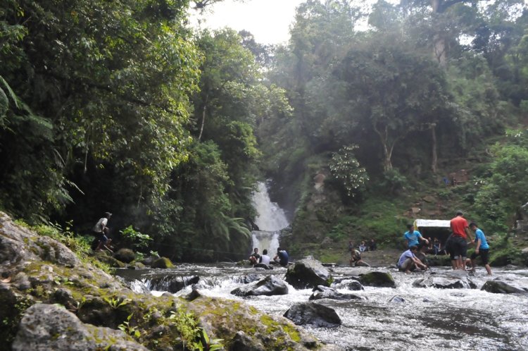 Keindahan Curug Tilu Leuwi Opat: Air Terjun dengan Tiga Tingkatan di Bandung