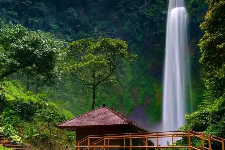 Curug Cimahi: Air Terjun dengan Lampu Warna-Warni di Malam Hari