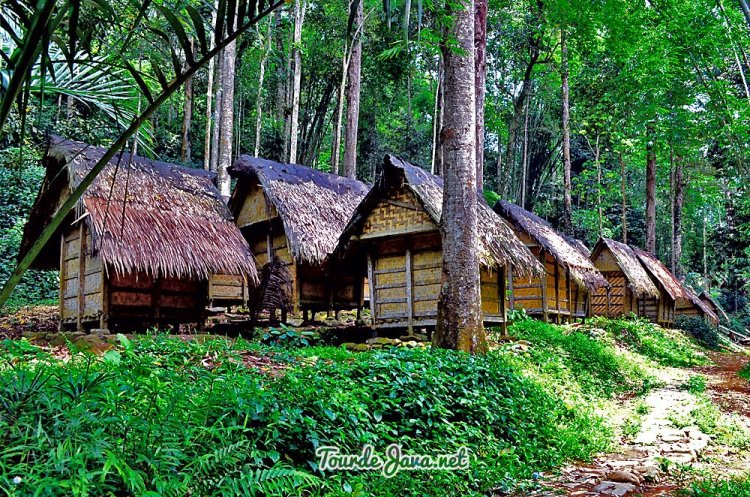 Menyusuri Wisata Alam dan Edukasi di Kampung Adat Baduy Bandung