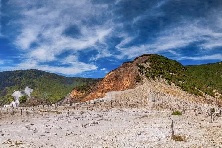 Nikmati Udara Segar di Gunung Papandayan, Bandung