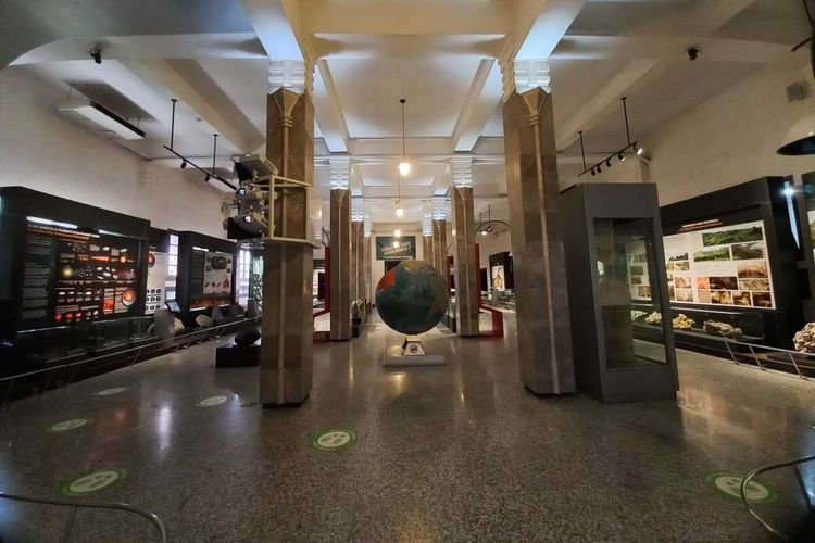 Wisata Sejarah di Museum Geologi Bandung