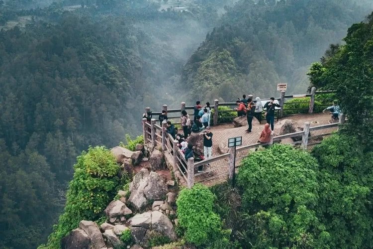 Menyaksikan Pesona Keindahan Kota Bandung dari Tebing Keraton