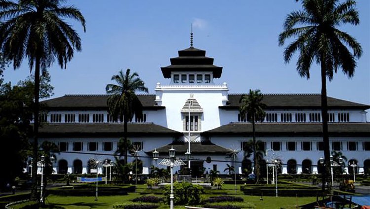 Wisata Sejarah di Gedung Sate Bandung