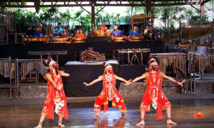 Mendalami Budaya Sunda di Saung Angklung Udjo Bandung