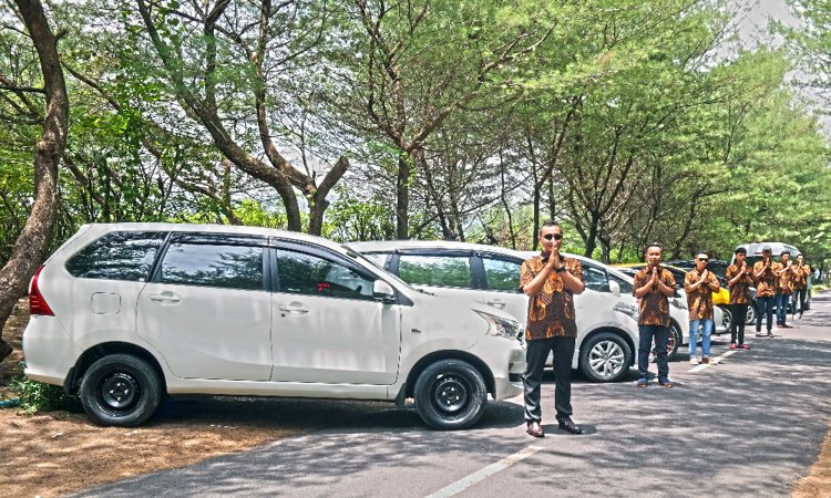 Begini Rasanya Keliling Bandung Pakai Mobil Rental Premium